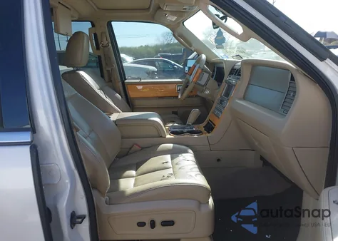 2010 Lincoln Navigator L z USA, uszkodzony, nr VIN 5LMJJ3H57AEJ02380